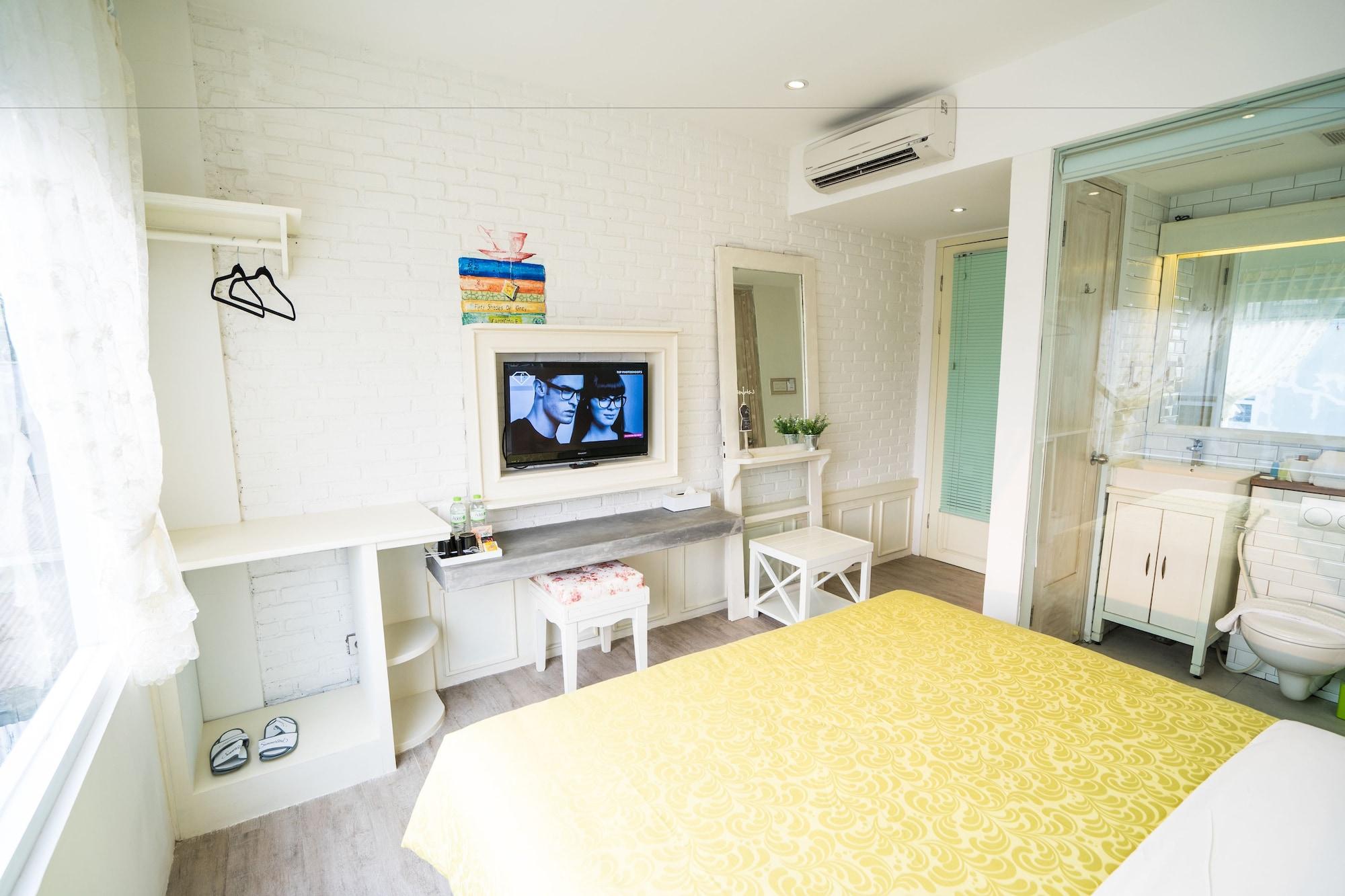 Summerbird - Bed And Brasserie Bandung Exterior photo