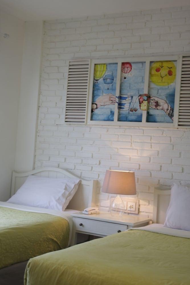 Summerbird - Bed And Brasserie Bandung Exterior photo