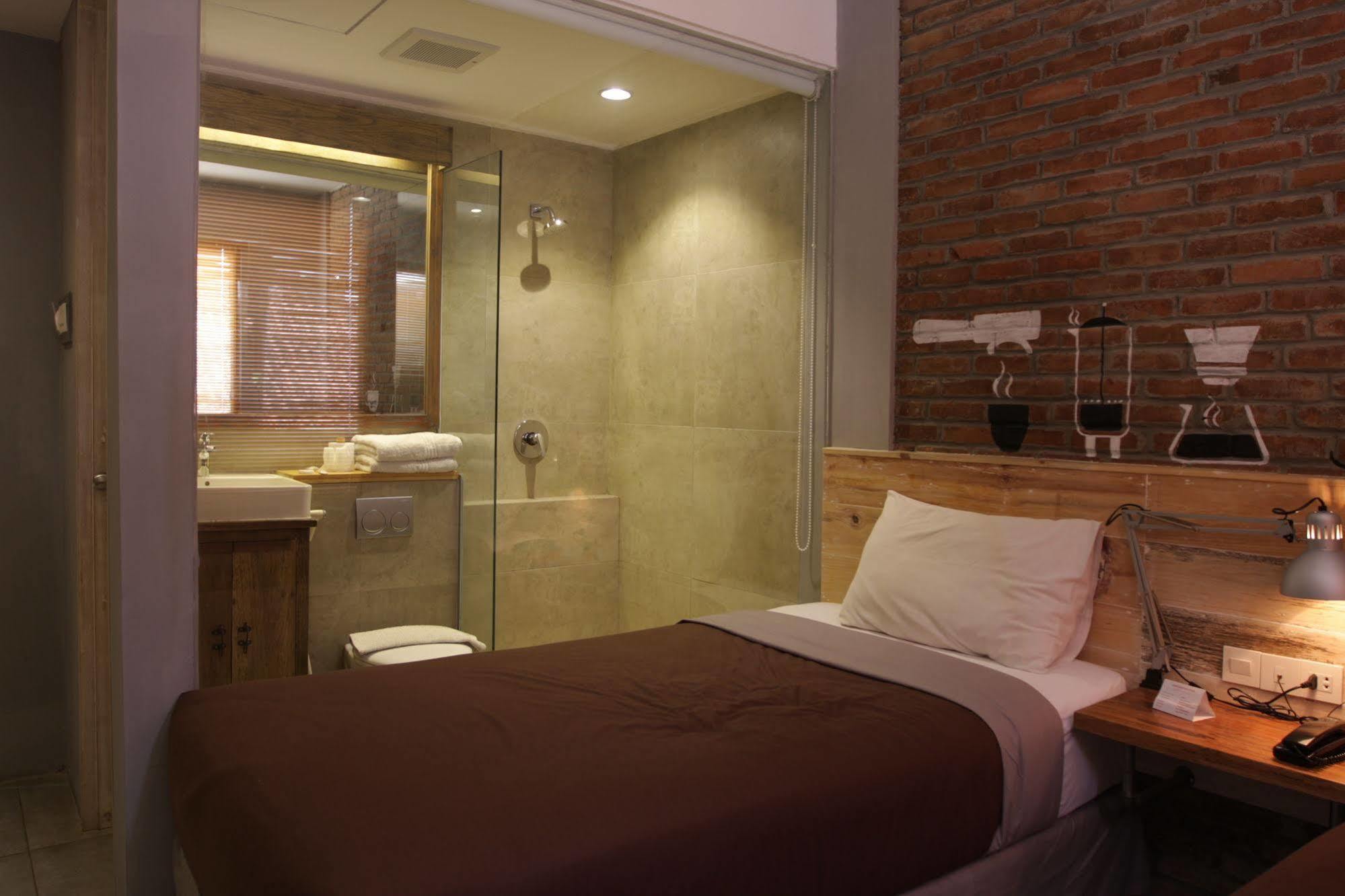 Summerbird - Bed And Brasserie Bandung Exterior photo