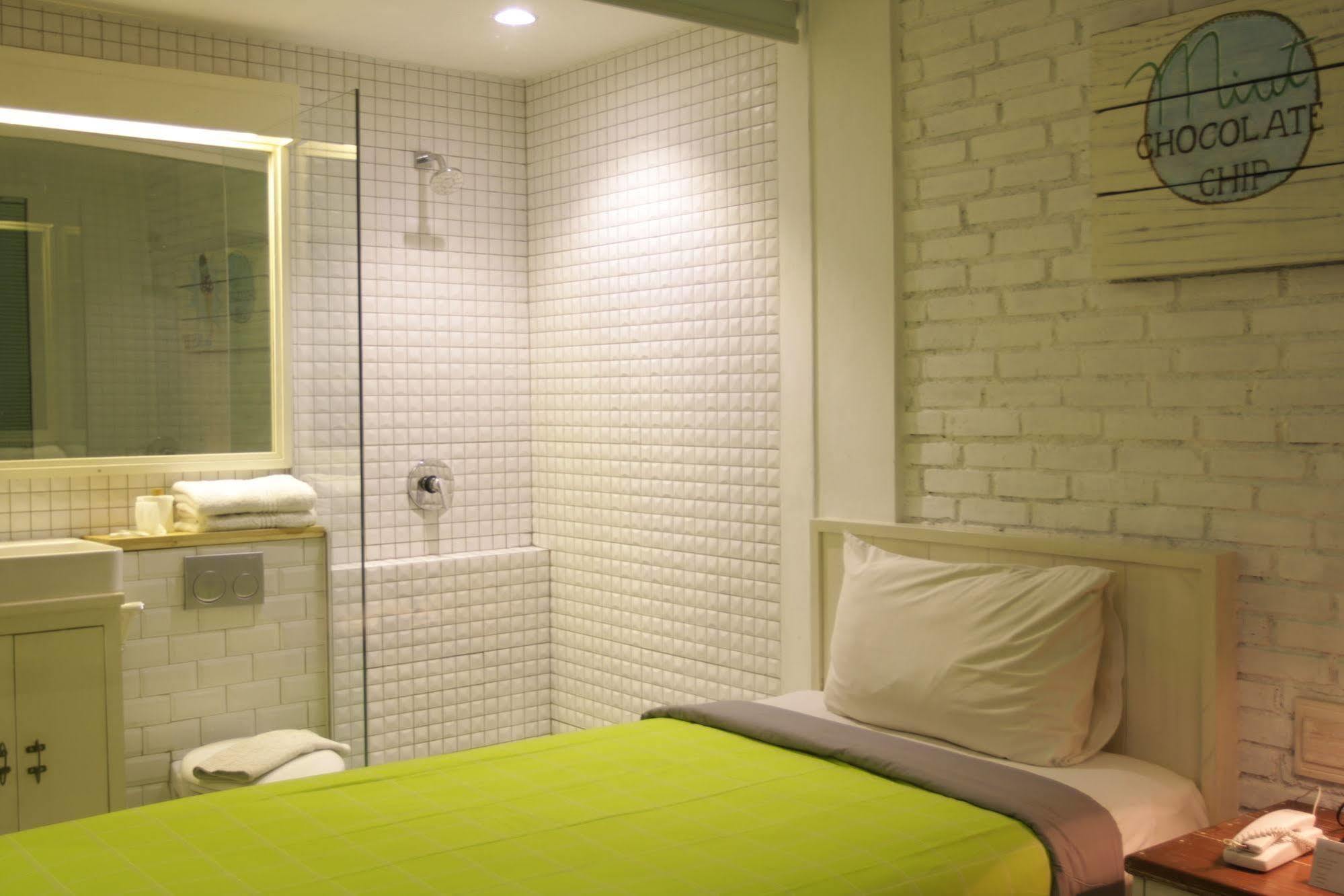 Summerbird - Bed And Brasserie Bandung Exterior photo